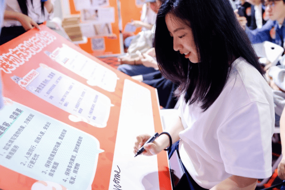 携宠乘客代表签署“宠物友好出行公约”