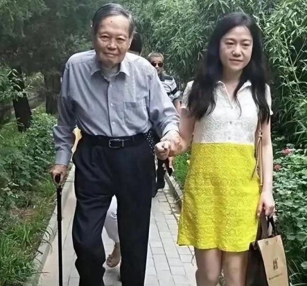 鼎合网 28岁嫁82岁杨振宁，54岁差距引热议，真爱还是另有隐情？